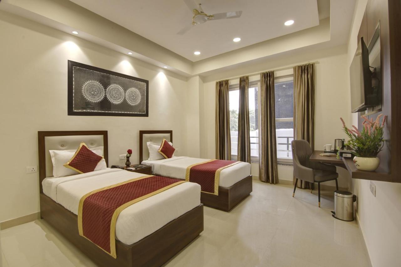 Hotel La Mirage Noida Bagian luar foto