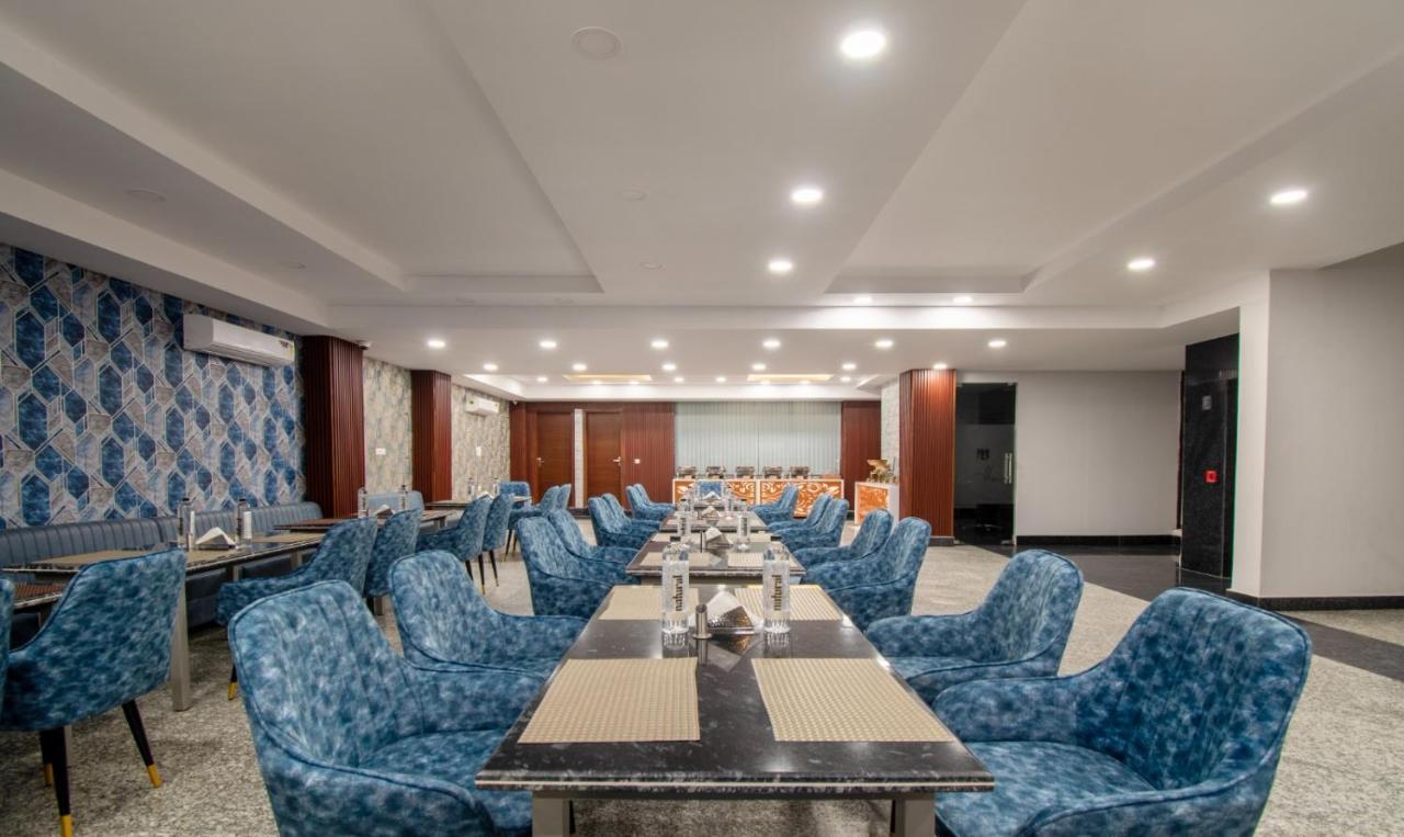 Hotel La Mirage Noida Bagian luar foto