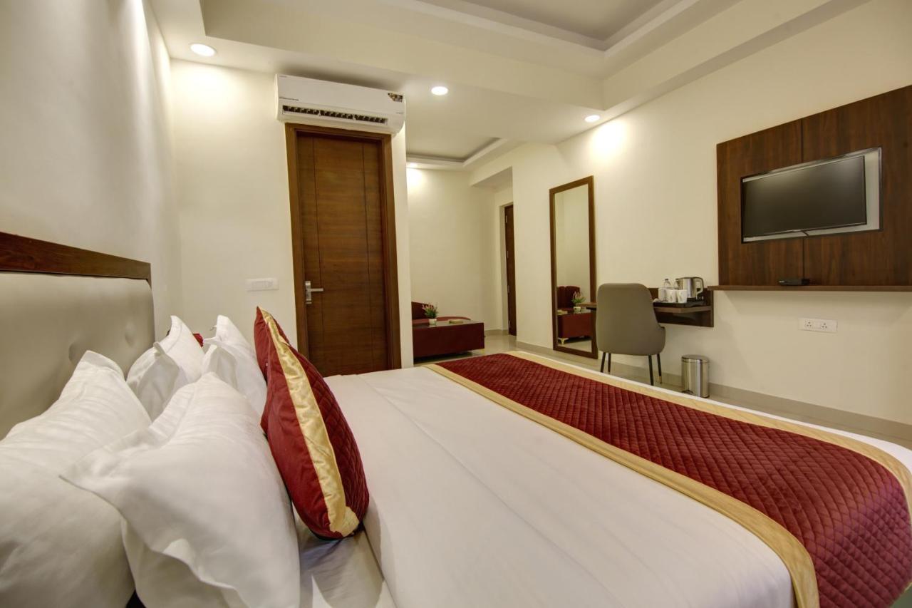 Hotel La Mirage Noida Bagian luar foto